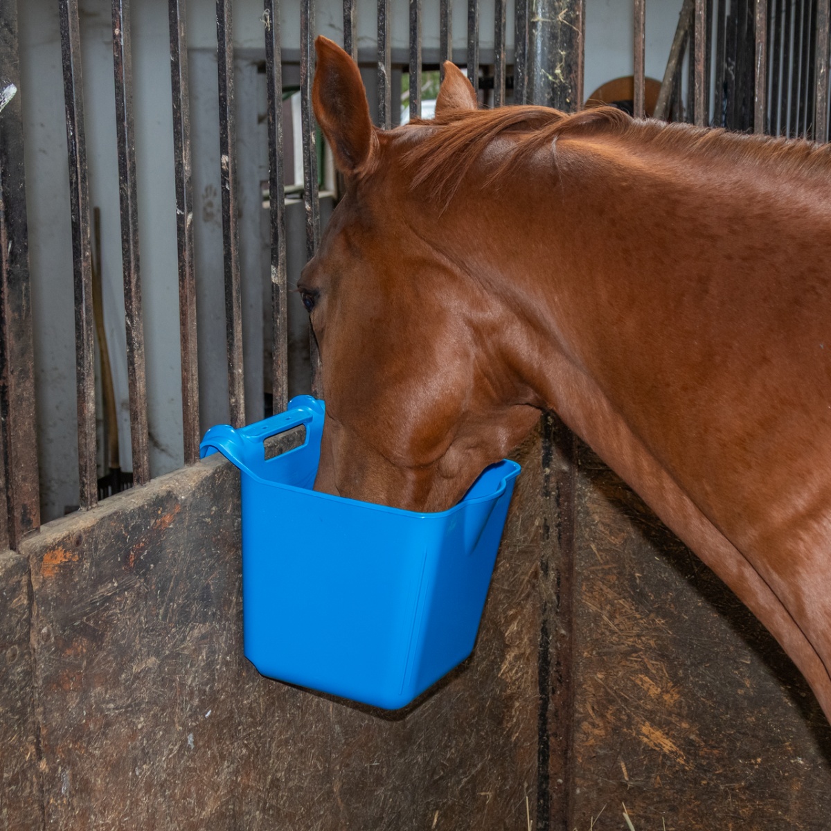 Etetővödör akasztófüllel, 13 literes szögletes forma, kék