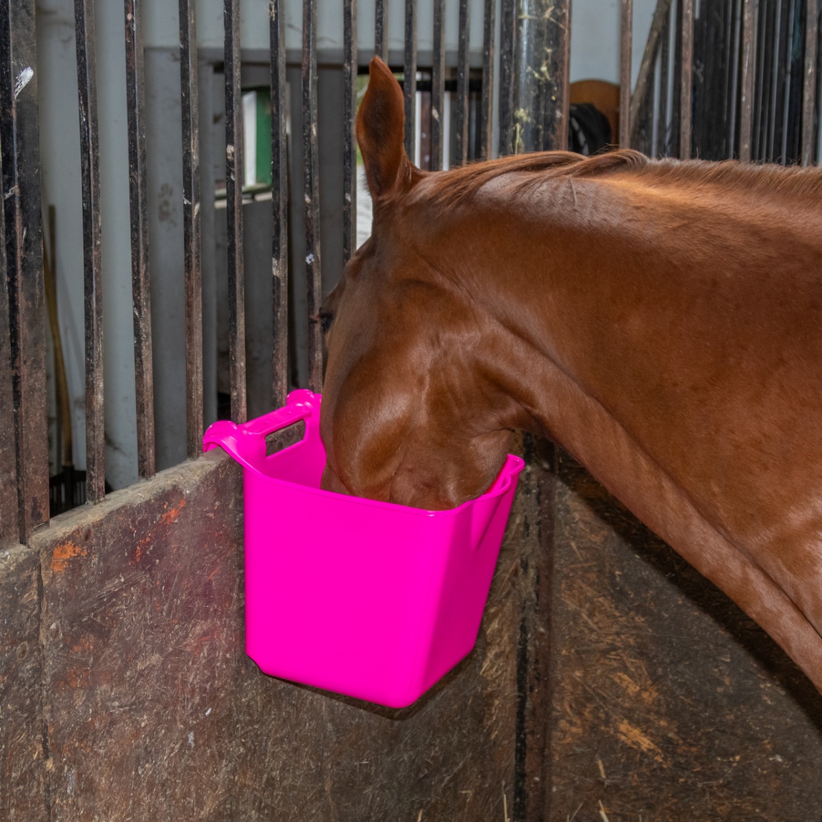 Etetővödör akasztófüllel, 13 literes szögletes forma, rózsaszín