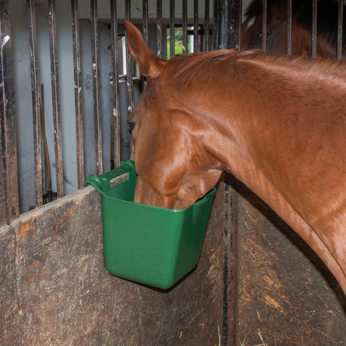 Etetővödör akasztófüllel, 13 literes szögletes forma, sötétzöld