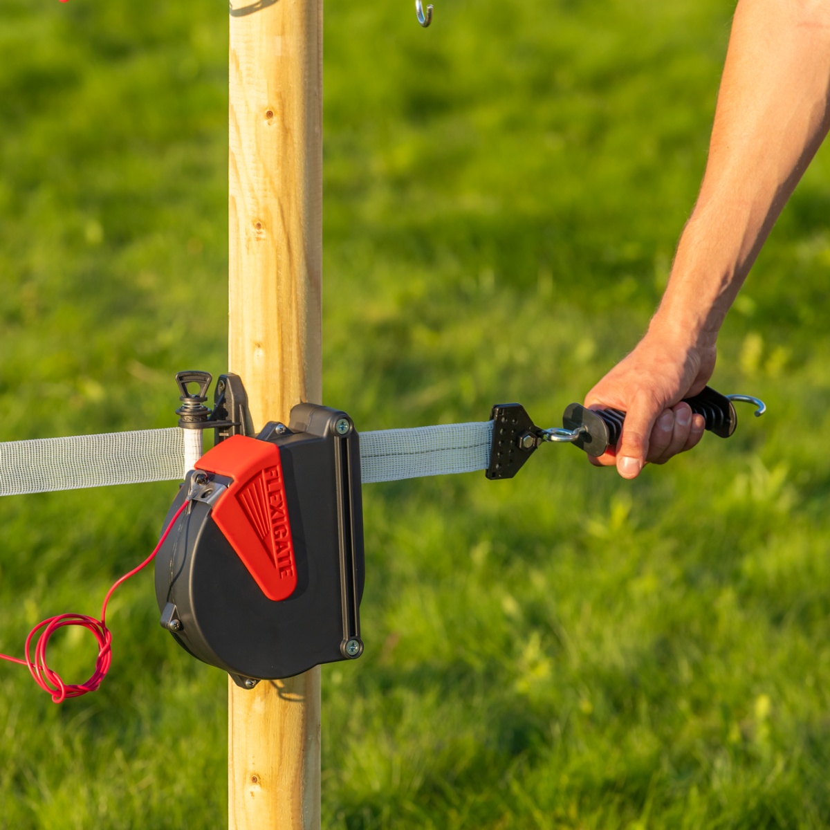 Kapuszett 40 mm-es villanypásztor szalaggal, Ako Flexigate, 7,5 m