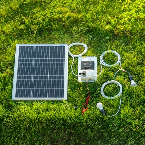 Világításrendszer 50 W-os napelemmel és 2 égővel