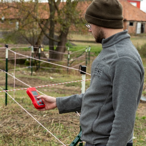 Vezeték nélküli, hangjelzéses digitális teszter villanypásztornak