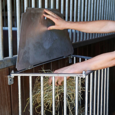 Falra szerelhető fém szénatartó, 81 × 114 cm