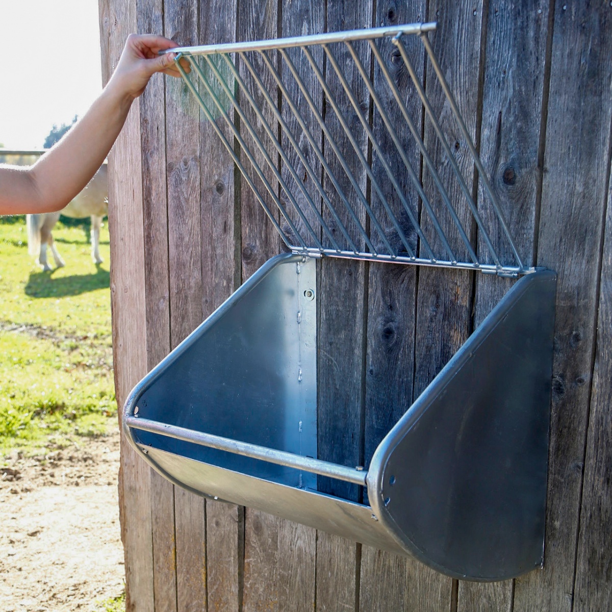 Falra szerelhető fém szénatartó, 60 × 53 cm