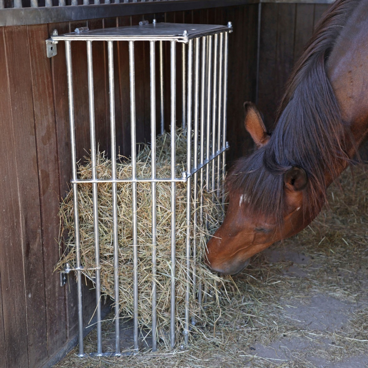 Falra szerelhető fém szénatartó, 81 × 114 cm