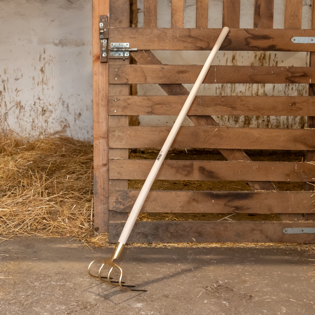 Négy ágú, 90 fokban hajlított trágyavilla