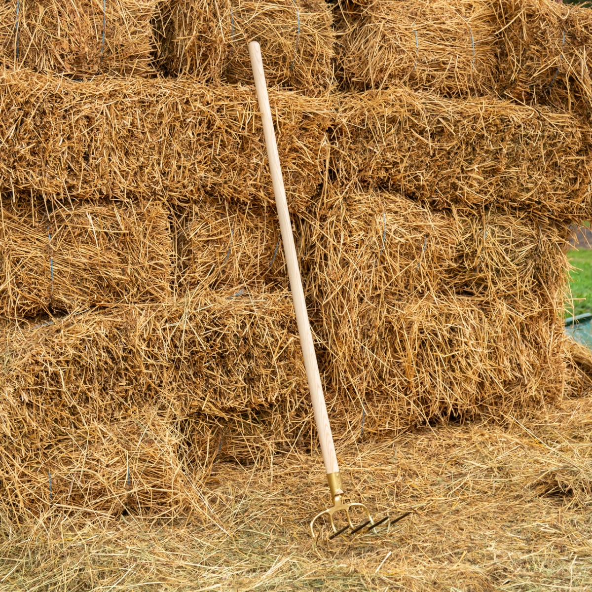 Négy ágú, 90 fokban hajlított trágyavilla